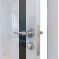 ШИ дверь DO-607 Белый глянец/стекло Черное